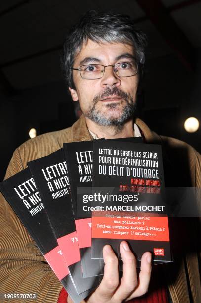 Jean-Jacques Reboux, écrivain et auteur de la "Lettre au Garde des Sceaux pour une dépénalisation du délit d'outrage", pose le 01 décembre 2008 à...