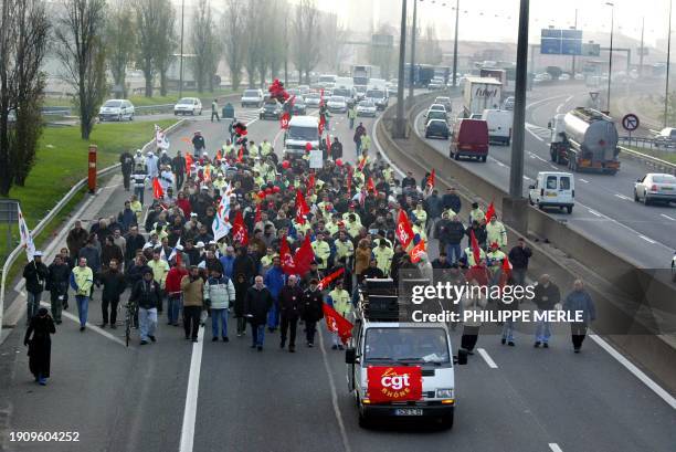 Quelque 300 salariés de Rhodia bloquent la circulation sur le péripherique, le 10 décembre 2003 à Saint-Fons, dans la banlieue sud de Lyon, pour...