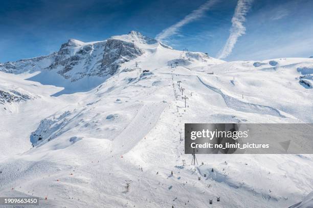 skipiste im hintertux zillertal in österreich - panorama - skiurlaub stock-fotos und bilder