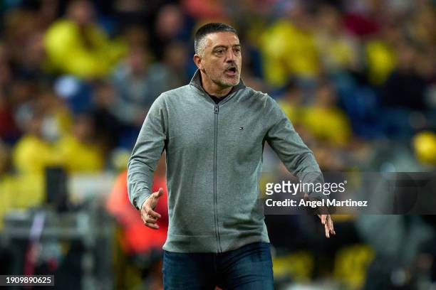 Head coach Xavi Garcia Pimienta of UD Las Palmas reacts during the LaLiga EA Sports match between UD Las Palmas and FC Barcelona at Estadio Gran...