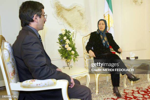 La présidente du Conseil national de la résistance iranienne Maryam Radjavi discute avec un de ses collaborateurs, le 29 décembre 2003 au siège de la...