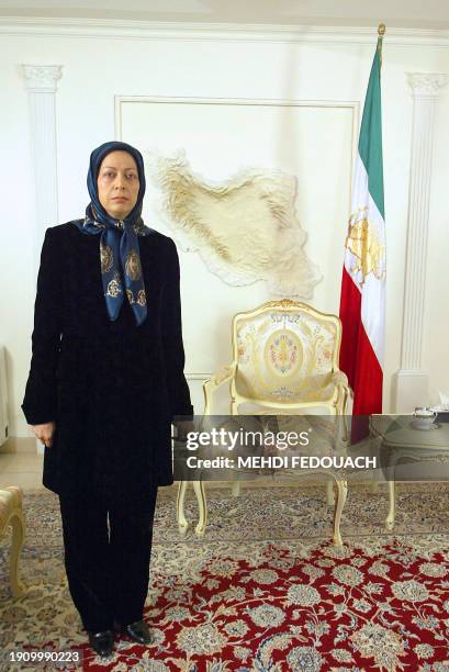 La présidente du Conseil national de la résistance iranienne Maryam Radjavi pose, le 29 décembre 2003 au siège de la résistance en exil à...