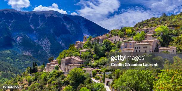 laurent giraudou / vaucluse (84), brantes, the first village north of ventoux mount highest point of provence, 1910 meters, a quiet place of many stone houses - paysage vallonné photos et images de collection