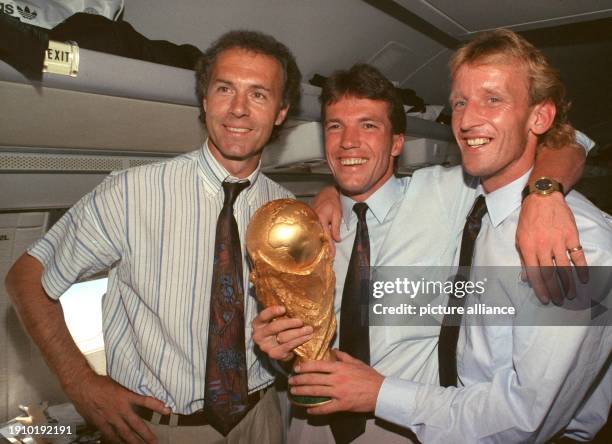 July 1990, Italy, Rom: On the plane returning from Rome to Frankfurt, former DFB team manager Franz Beckenbauer , captain and midfielder Lothar...