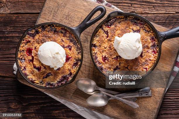 cherry cobbler - kruimeltaart nagerecht stockfoto's en -beelden