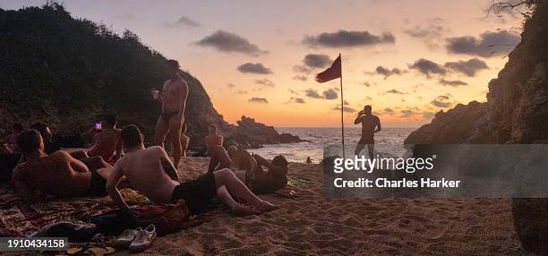 zipolite, oaxaca beach at sunset - gay men swimwear photos et images de collection