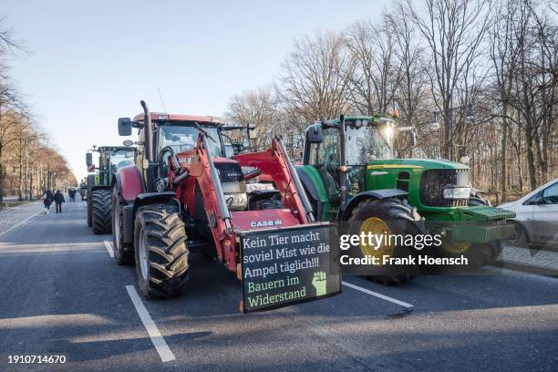 At the beginning of a week of action protest german farmers, craftsmen and transport workers against the federal government's policies on the Strasse...