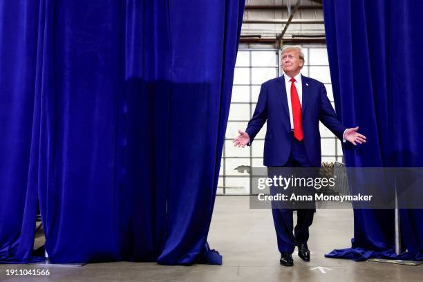 Republican presidential candidate, former U.S. President Donald Trump arrive to a campaign rally before giving remarks on January 05, 2024 in Mason...