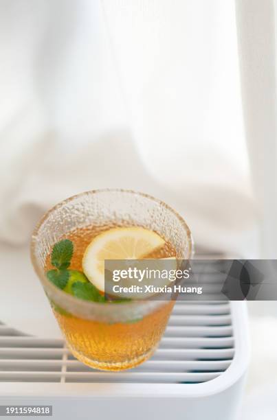 lemon mint black tea - lemon mint stock pictures, royalty-free photos & images