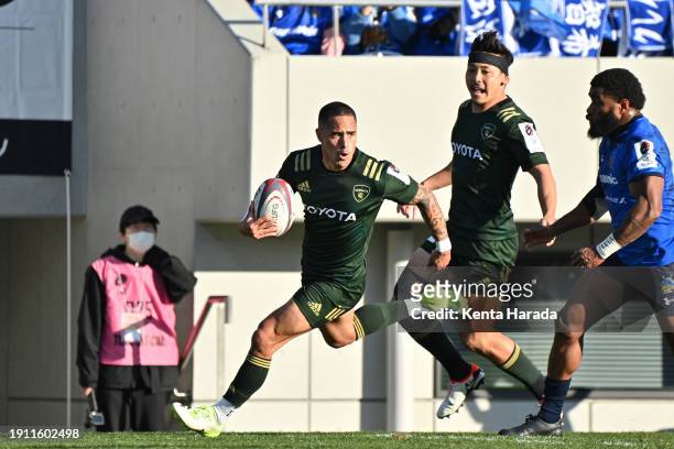 Aaron Smith of Toyota Verblitz scores a try during the NTT Japan Rugby League One match between Saitama Panasonic Wild Knights and Toyota Verblitz at...