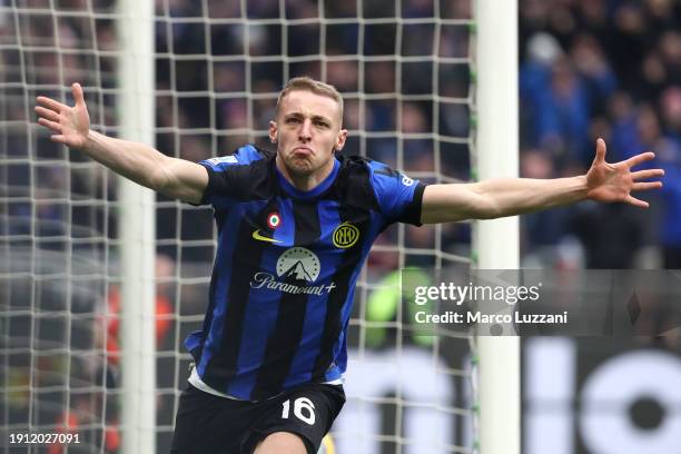 Davide Frattesi of FC Internazionale celebrates scoring his team's second goal during the Serie A TIM match between FC Internazionale and Hellas...