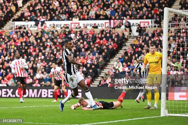Anthony Patterson and Daniel Ballard of Sunderland react as Joelinton of Newcastle United scores his team's first goal during the Emirates FA Cup...
