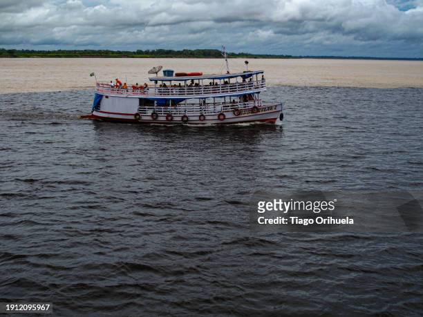 amazon river, near the city of manaus, brazil - ecoturismo stock-fotos und bilder