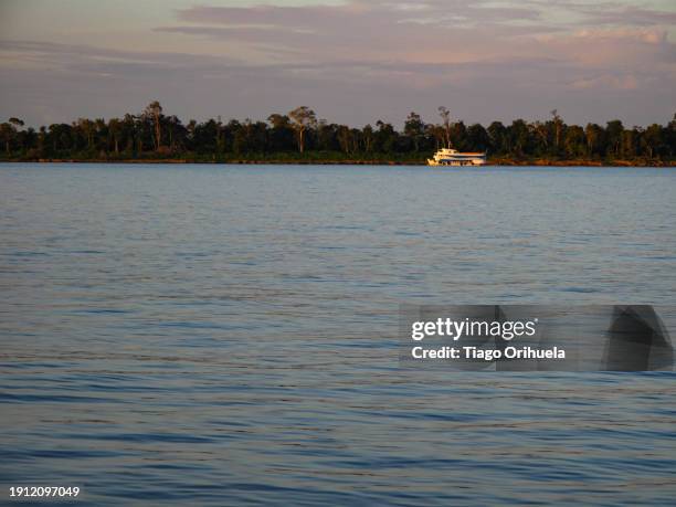 sunset, view from a boat sailing on the amazon river, brazil - o anoitecer foto e immagini stock