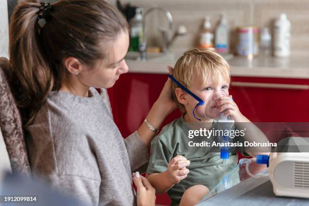 chronic obstructive pulmonary disease. pneumonia, bronchitis, allergy, asthma, copd, tb, respiratory tract infection, coronavirus. - gasmask bildbanksfoton och bilder