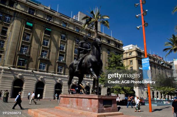 Pedro de Valdívia Monument, Armas Square, Santiago, Chile.