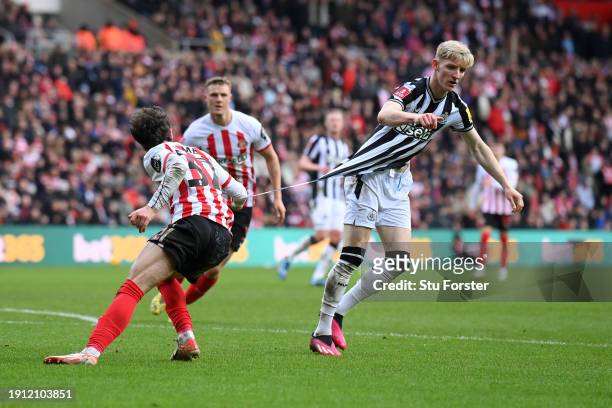 Trai Hume of Sunderland pulls the shirt of Anthony Gordon of Newcastle United during the Emirates FA Cup Third Round match between Sunderland and...
