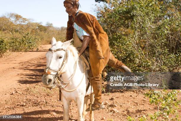 Vaqueiro em armadura de couro, sertanejo e sua vestimenta sobre cavalo, Cowboy in Armor of Leather, Cristino Castro, Japecanga, Piauí, Brazil.