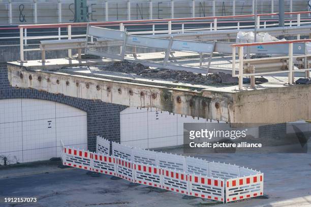 January 2024, Rhineland-Palatinate, Ludwigshafen: View of a construction site on the Hochstraße Süd roadway. The special rotary drilling rig for the...