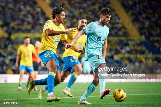 Sergi Roberto of FC Barcelona competes for the ball with Saul Coco of UD Las Palmas during the LaLiga EA Sports match between UD Las Palmas and FC...