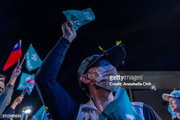 Supporter of Taiwan People's Party cheers for the presidential candidate, Ko Wen-je, during the election campaign on January 06, 2024 in Taichung,...