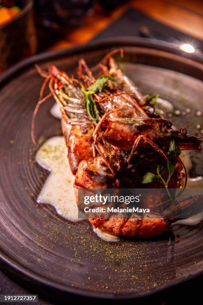 grilled prawns with lemon garlic butter sauce served in bbq seafood restaurant - aperitivo plato de comida imagens e fotografias de stock