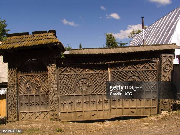 Europe. Romania. Maramures. Budesti Village. Gate Of A Traditional Europa. Romania. Maramures. Villagggio Di Budesti. Cancello Di Una Casa...