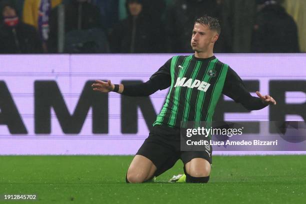 Andrea Pinamonti of US Sassuolo celebrates after scoring his team's first goal during the Serie A TIM match between US Sassuolo and ACF Fiorentina at...