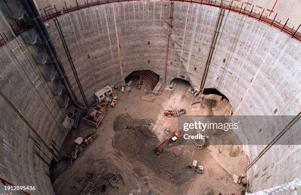 Vue aérienne d'un puits vertical profond de 60 m et d'un diamètre de 55 m, prise à Sangatte le 01 septembre 1987 lors des travaux préliminaires du...