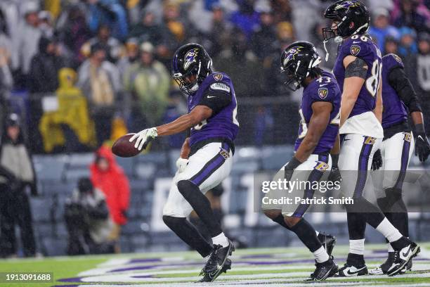 Isaiah Likely of the Baltimore Ravens celebrates with teammates after a touchdown in the second quarter of a game against the Pittsburgh Steelers at...