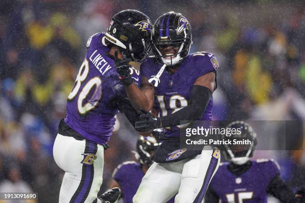 Isaiah Likely of the Baltimore Ravens celebrates with teammates after a touchdown in the second quarter of a game against the Pittsburgh Steelers at...