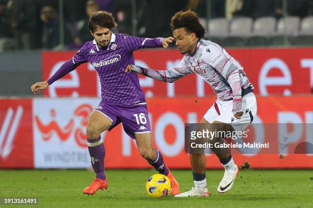 Luca Ranieri of ACF Fiorentina battles for the ball with Joshua Zirkzee of Bologna FC during the match between of ACF Fiorentina and Bologna FC -...