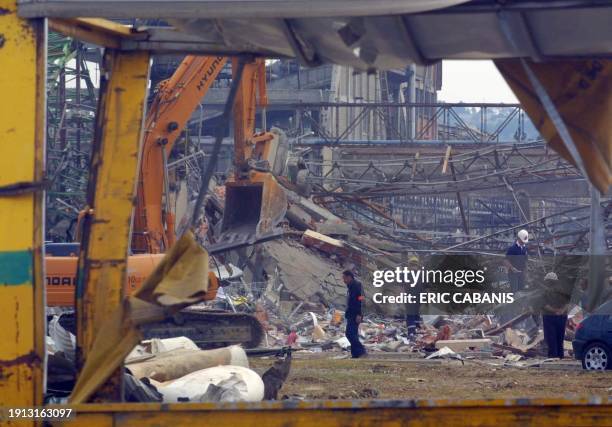 Des sapeurs pompiers travaillent, le 05 octobre 2001 à Toulouse, à l'intérieur de l'usine chimique AZF détruite en partie par une explosion d'origine...