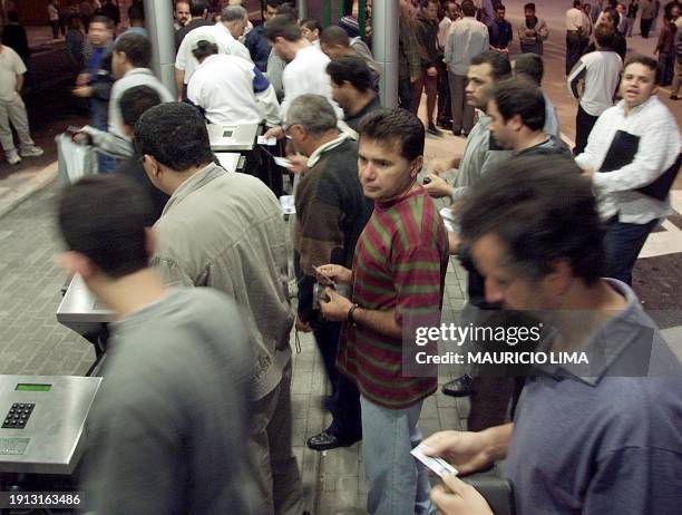 Volkswagen factory employees stand in line in San Bernardo del Campo, Brazil 16 November 2000. Empleados de la fabrica automotriz de la multinacional...