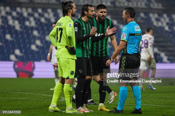 Players of US Sassuolo talks with Rosario Abisso, referee of the match during the Serie A TIM match between US Sassuolo and ACF Fiorentina at Mapei...