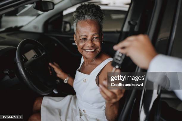 mujer mayor comprando coche - brand name domestic car fotografías e imágenes de stock