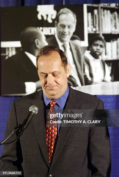 Democratic presidential hopeful Bill Bradley holds a news conference 09 March 2000 at Mayfair Farms in West Orange, NJ to announce he is withdrawing...