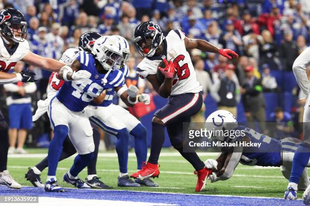 Devin Singletary of the Houston Texans runs for a touchdown during the fourth quarter against the Indianapolis Colts at Lucas Oil Stadium on January...