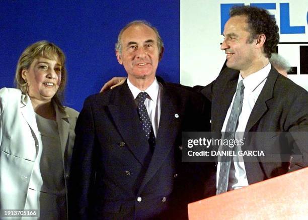 Argentine President Fernando de la Rua greets Argentina's Social Democrat mayoral candidate Anibal Ibarra and his campaign aid Cecilia Felgueras in...