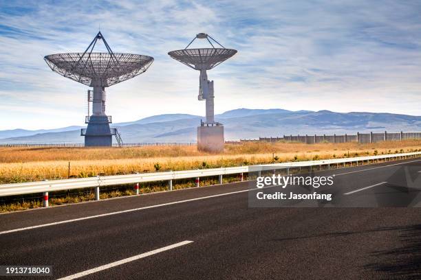 radio telescope, road - 宇宙基地 個照片及圖片檔