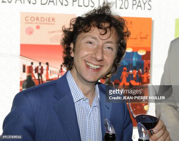 Le journaliste, animateur de radio et présentateur télévisuel français Stéphane Bern lève son verre pour une photo le 27 juin 2008 à Bordeaux lors de...