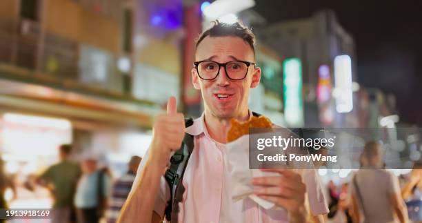 mann besucht den nachtmarkt - cutlet stock-fotos und bilder