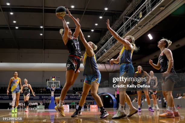 Cassandra Brown of the Fire drives to the basket during the WNBL match between Bendigo Spirit and Townsville Fire at Geelong Arena, on January 07 in...