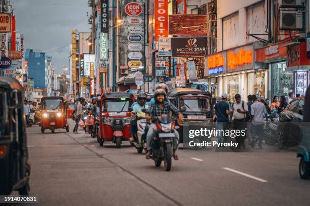 crowds and businesses on the streets of colombo, sri lanka. - daily life in colombo stock-fotos und bilder