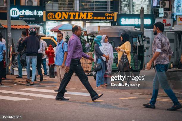 everyday life on the streets in colombo, sri lanka. - srilanka city road stock-fotos und bilder