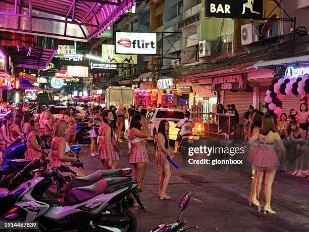 crowded soi 6 at night, pattaya, thailand - pattaya stock pictures, royalty-free photos & images