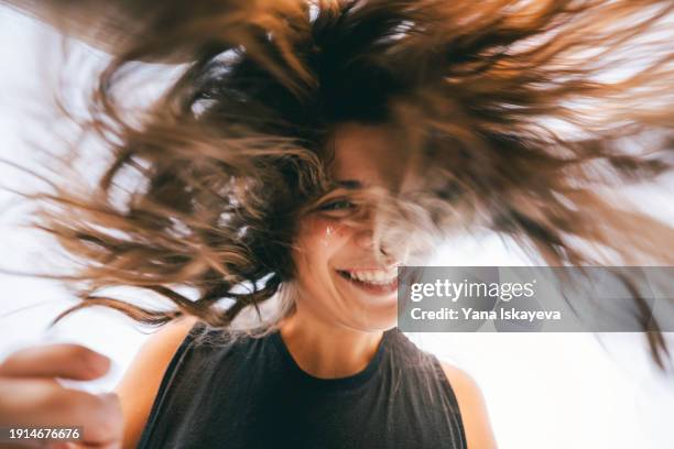 a happy girl making a fully motion selfie - al revés posición descriptiva fotografías e imágenes de stock