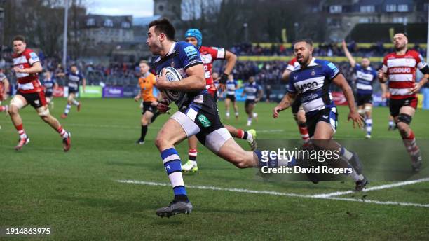 Will Muir of Bath breaks clear to score their second try during the Gallagher Premiership Rugby match between Bath Rugby and Gloucester Rugby at The...