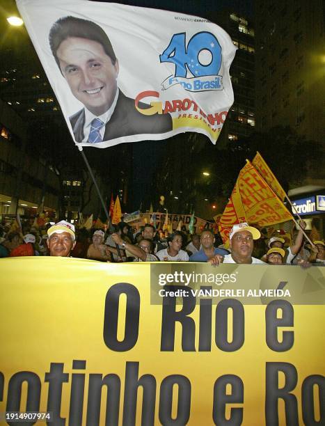 Supporters of the Brazilian candidate for the Socialist party of Brazil, Anthony Garotinho and his wife Rosinha Matheus, canididate for the...