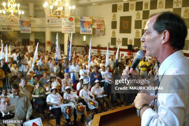 The Brazilian presidential candidate for the Popular Socialist Party, Ciro Gomez, gives a speech, 18 September 2002, to hundreds of workers and union...